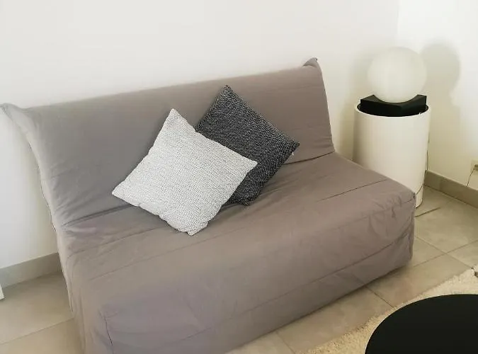 Modern One Bedroomed Just Off The Seafront With A Terrace And Pool Access 1753 Cannes