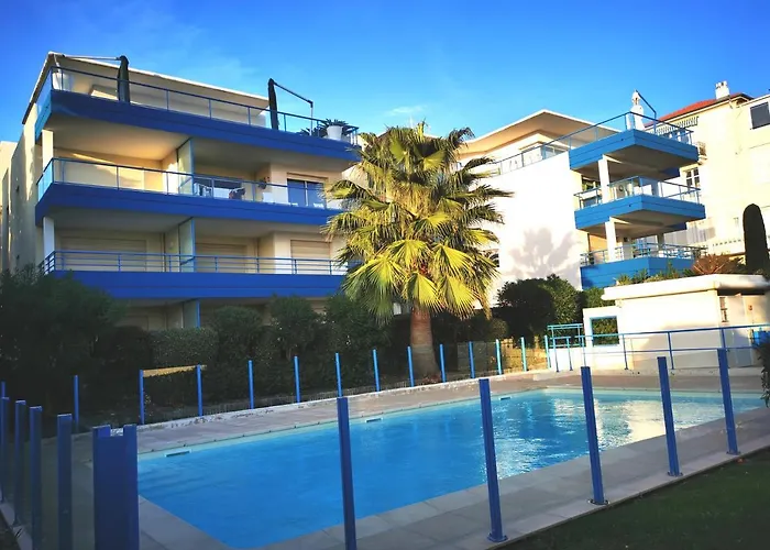 Modern One Bedroomed Just Off The Seafront With A Terrace And Pool Access 1753 Cannes
