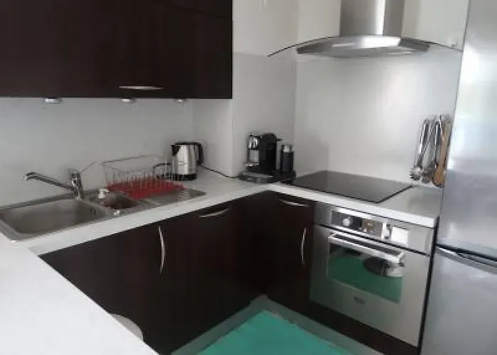 Apartman Modern One Bedroomed Just Off The Seafront With A Terrace And Pool Access 1753