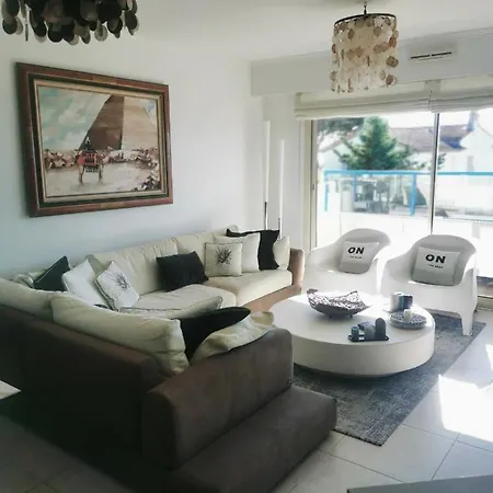 Modern One Bedroomed Just Off The Seafront With A Terrace And Pool Access 1753