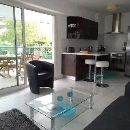 Apartment Modern One Bedroomed Just Off The Seafront With A Terrace And Pool Access 1753 *