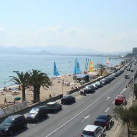 Modern One Bedroomed Just Off The Seafront With A Terrace And Pool Access 1753 * Cannes