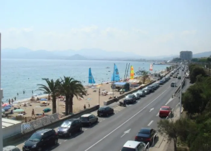 Modern One Bedroomed Just Off The Seafront With A Terrace And Pool Access 1753 * Cannes