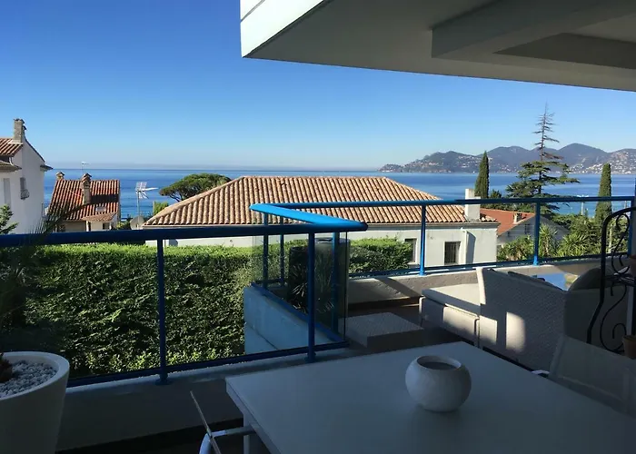 Modern One Bedroomed Just Off The Seafront With A Terrace And Pool Access 1753 Cannes
