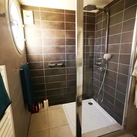 Modern One Bedroomed Just Off The Seafront With A Terrace And Pool Access 1753 شقة *