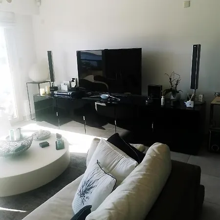 Modern One Bedroomed Just Off The Seafront With A Terrace And Pool Access 1753 شقة