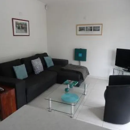Modern One Bedroomed Just Off The Seafront With A Terrace And Pool Access 1753 شقة